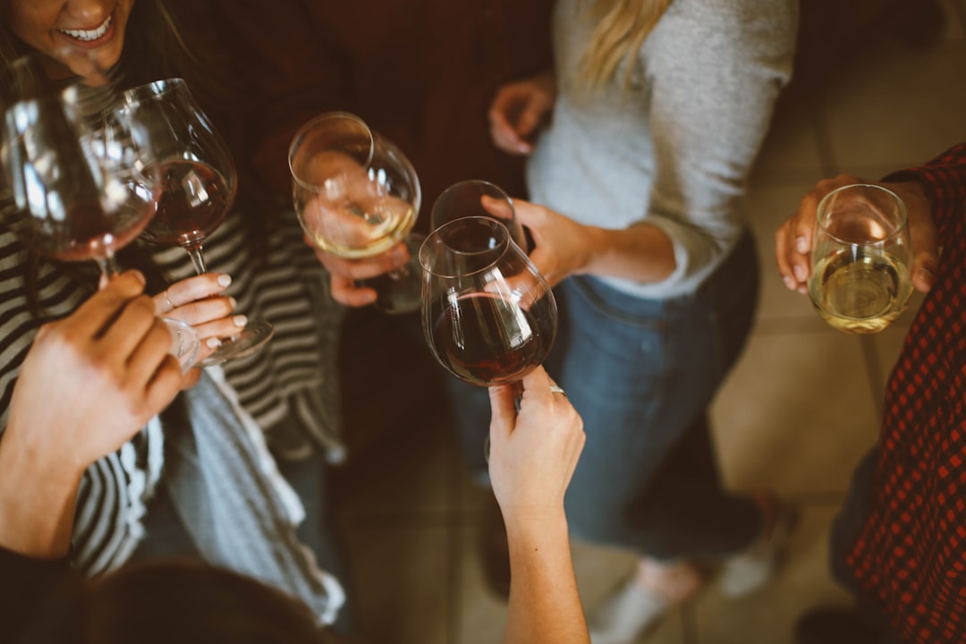 alkohol-und-longevity-warum-das-gesunde-glas-rotwein-ein-mythos-ist-hero Alkohol und Longevity: Warum das 'gesunde Glas Rotwein' ein Mythos ist