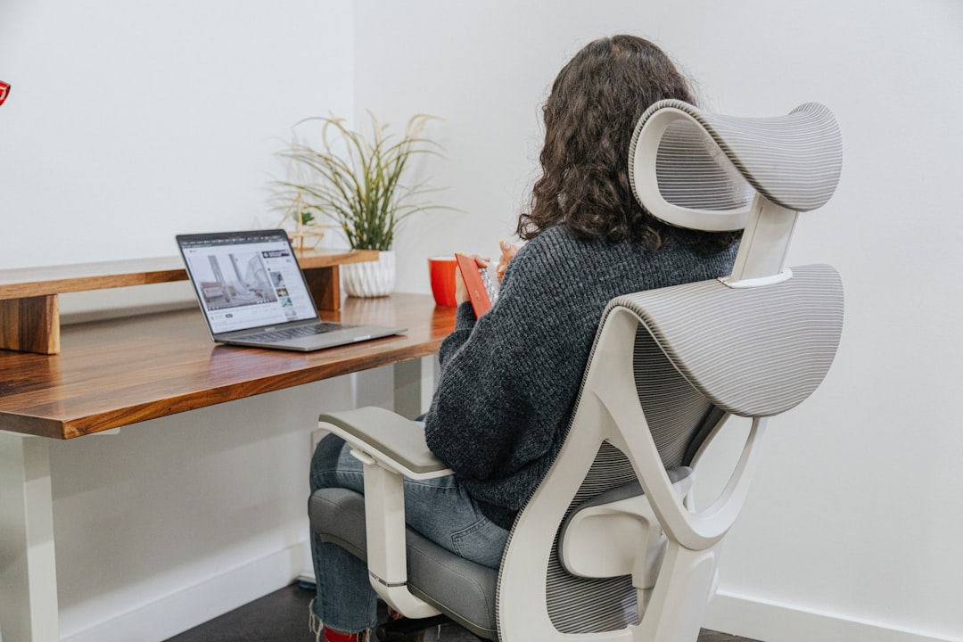 gesund-im-homeoffice-tipps-fur-rucken-schlaf-und-work-life-balance-hero Gesund im Homeoffice: Tipps für Rücken, Schlaf und Work-Life-Balance
